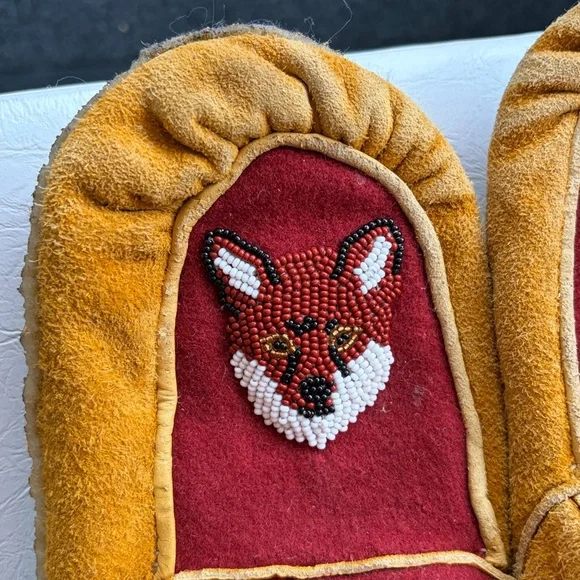 Indigenous Hand Crafted Beaded Bear Paw Fox Moccasins genuine fur pompoms - Picture 3 of 10